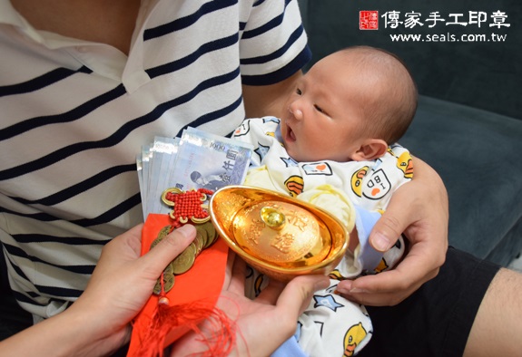 洋洋(新北中和區到府嬰兒寶寶滿月剃頭理髮、免費到府嬰兒剃胎毛儀式吉祥話)。到府剃頭剃胎毛主持、專業拍照、DVD光碟、證書。★購買「臍帶章、肚臍章、胎毛筆刷印章」贈送：剃頭、收涎、抓周，三選一。2015.10.31 照片17